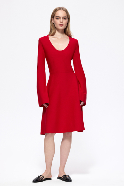 Платье вязаное с рукавом-клеш