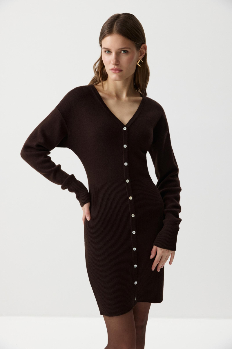 Платье приталенного силуэта с пуговицами Charmstore, цвет: коричневый, 306-51898-551 купить онлайн