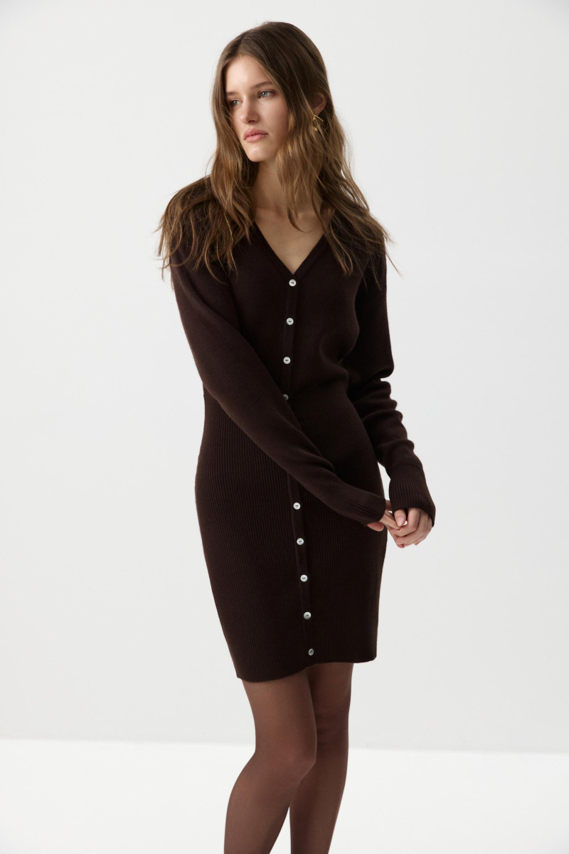 Платье приталенного силуэта с пуговицами Charmstore, цвет: коричневый, 306-51898-551 купить онлайн