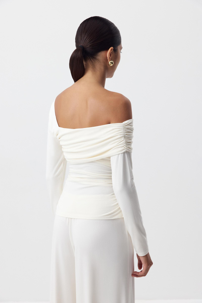 Лонгслив со спущенным плечом Charmstore, цвет: Сливочный, 205-43165-121 купить онлайн Лонгслив со спущенным плечом Charmstore, цвет: Сливочный, 205-43165-121 купить онлайн