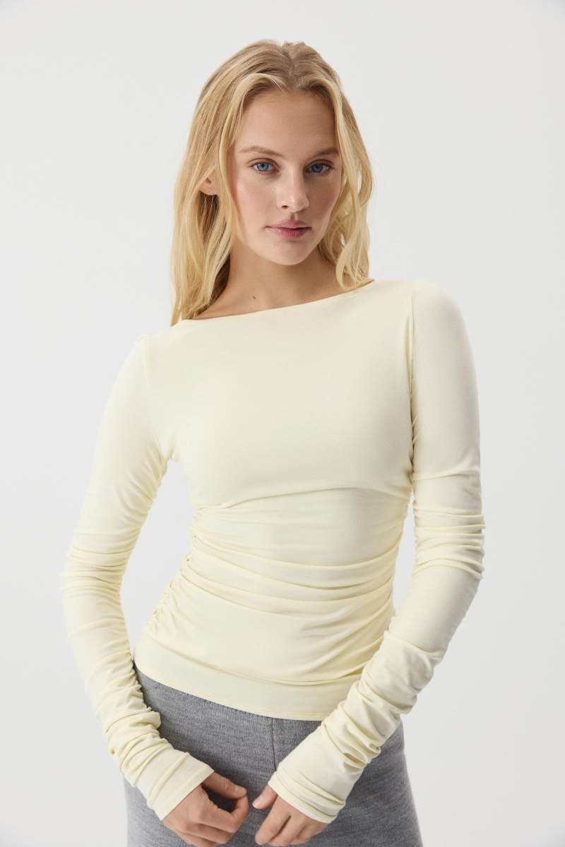 Лонгслив с драпировкой Charmstore, цвет: Сливочный, 205-44265-121 купить онлайн Лонгслив с драпировкой Charmstore, цвет: Сливочный, 205-44265-121 купить онлайн