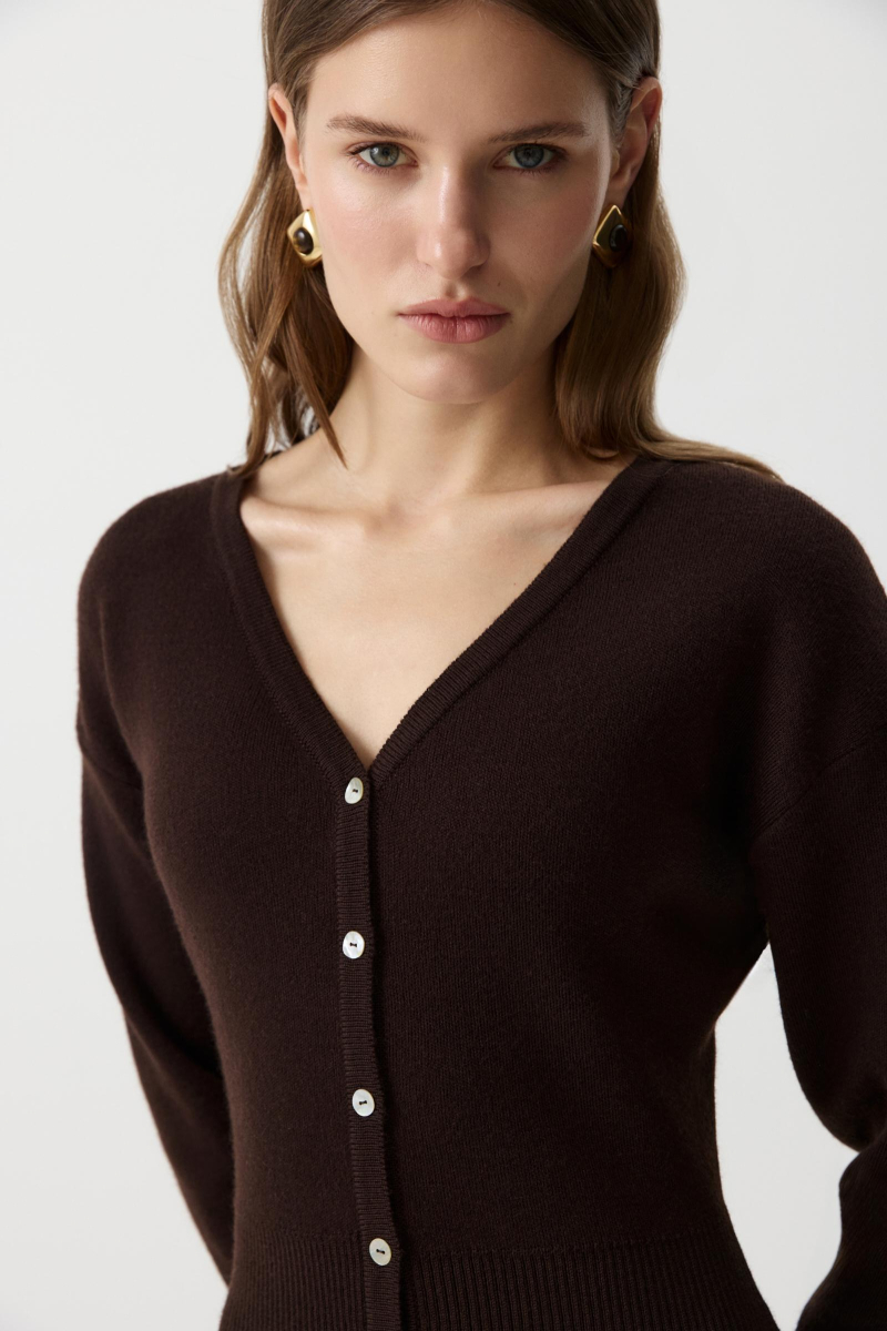 Платье приталенного силуэта с пуговицами Charmstore, цвет: коричневый, 306-51898-551 купить онлайн