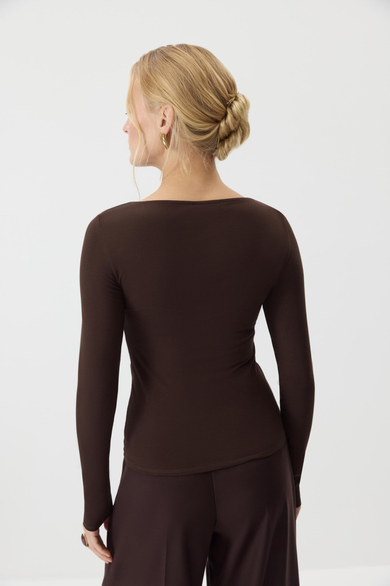 Лонгслив с декоративным узлом Charmstore, цвет: горький шоколад, 205-44165-565 купить онлайн Лонгслив с декоративным узлом Charmstore, цвет: горький шоколад, 205-44165-565 купить онлайн