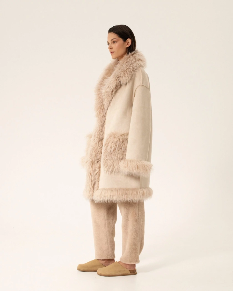 Пальто из эко-меха двустороннее Anmuse, цвет: бежевый, FUR24W120-DS-1 купить онлайн