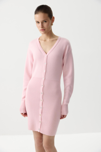 Платье приталенного силуэта с пуговицами