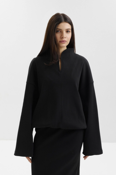 Свитшот с акцентным вырезом