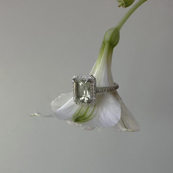 Кольцо Королева с зеленым аметистом и белыми топазами The Reason, цвет: Серебряный, клц квин зел 103 купить онлайн