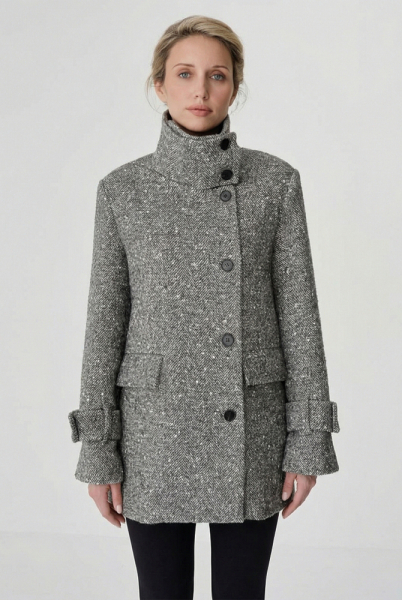 Пальто с высоким воротником средней длины