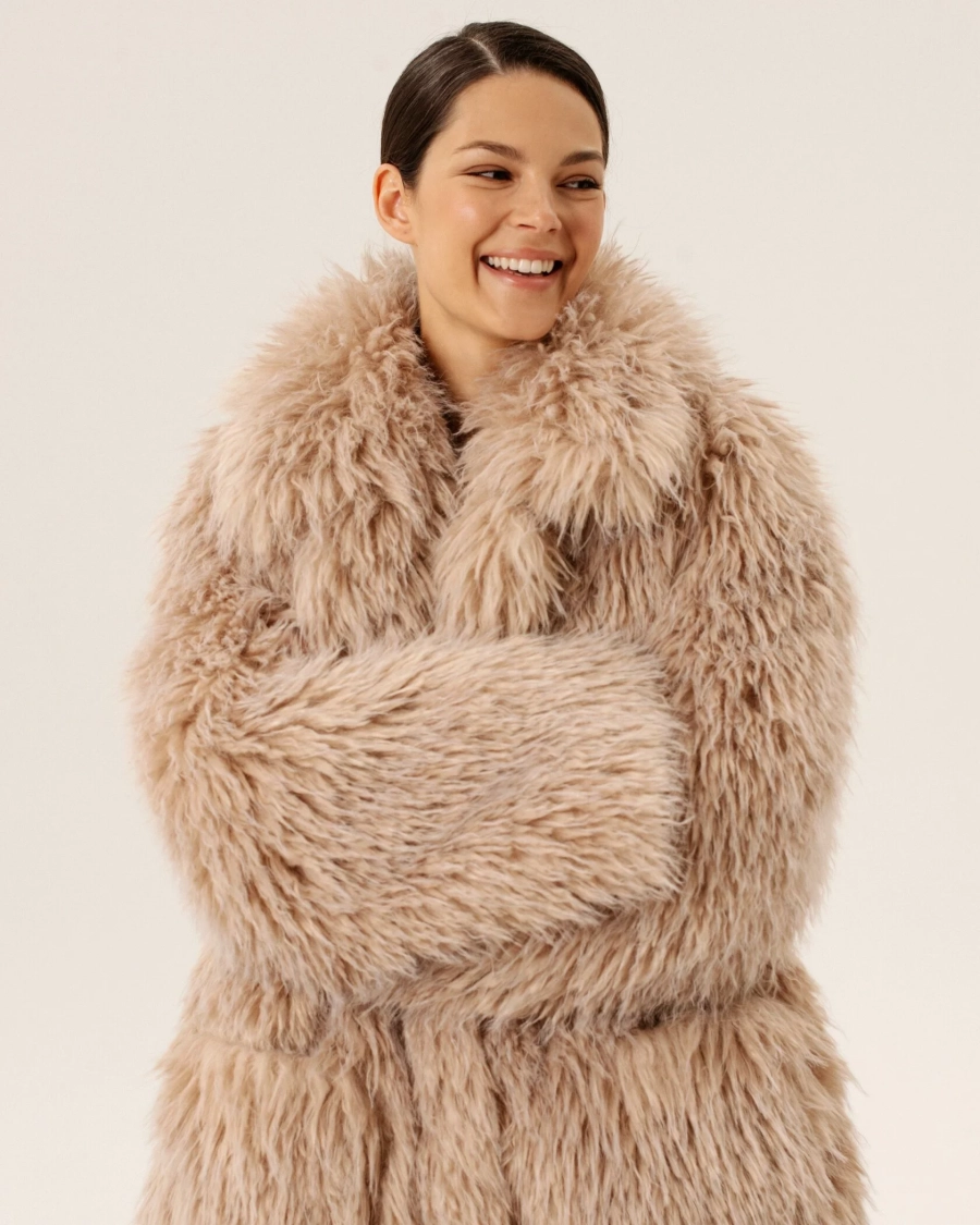 Пальто из эко-меха двустороннее Anmuse, цвет: бежевый, FUR24W120-DS-1 купить онлайн