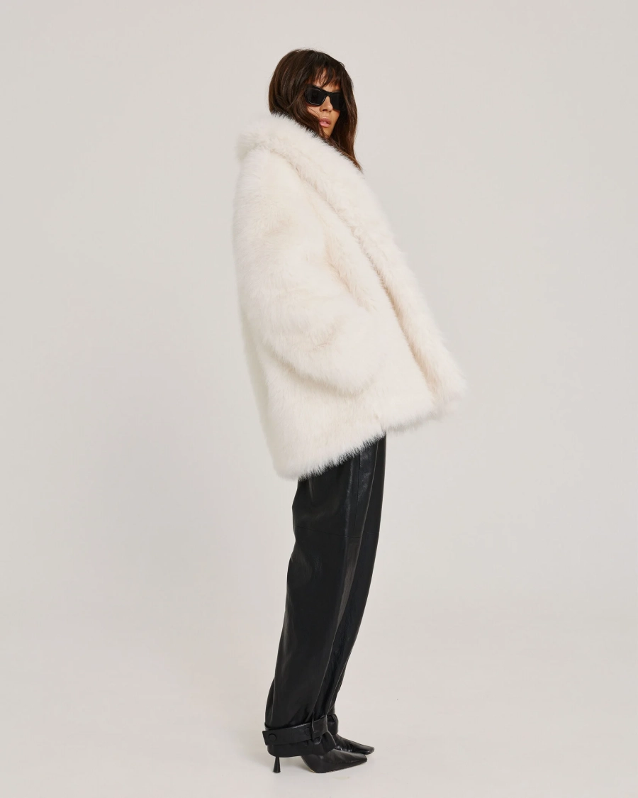 Пальто меховое Anmuse, цвет: белый, FUR25W186 купить онлайн