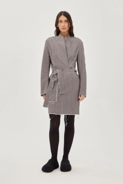 Платье-пиджак с фартуком в нарисованную полоску