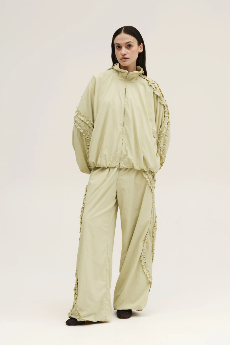 Брюки с поплывшими лампасами