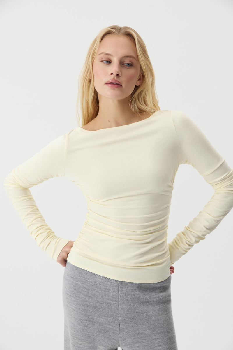 Лонгслив с драпировкой Charmstore, цвет: Сливочный, 205-44265-121 купить онлайн Лонгслив с драпировкой Charmstore, цвет: Сливочный, 205-44265-121 купить онлайн