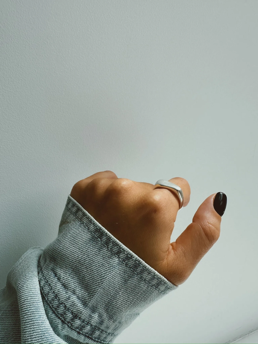 Серебряное узкое кольцо-печатка «Слияние» SBLESKOM, цвет: Серебряный, 11918 купить онлайн