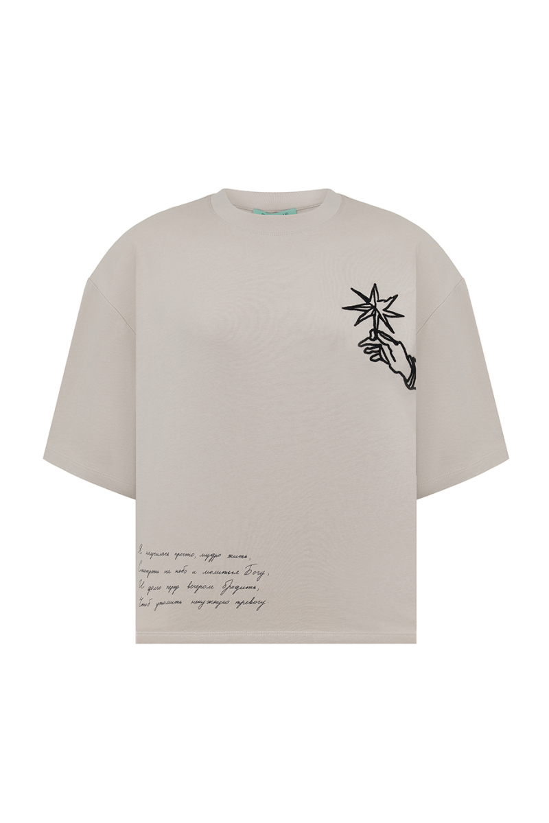 Футболка с принтом и вышивкой