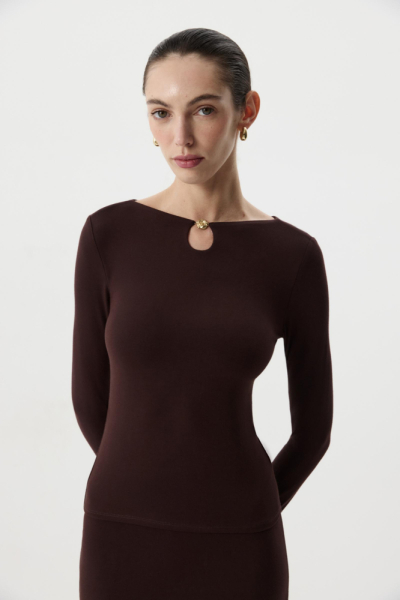 Лонгслив с декоративным элементом