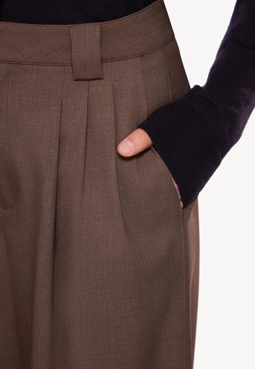 Женские брюки с защипами MUTED, цвет: коричневый, 905310.WPNT0017_Brown купить онлайн