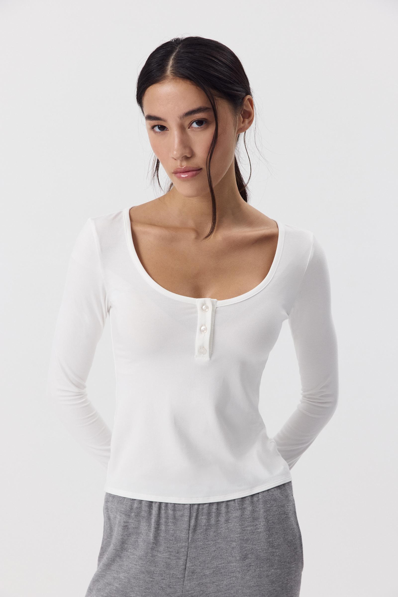 Лонгслив с пуговицами Charmstore, цвет: молочный, 205-43265-111 купить онлайн Лонгслив с пуговицами Charmstore, цвет: молочный, 205-43265-111 купить онлайн