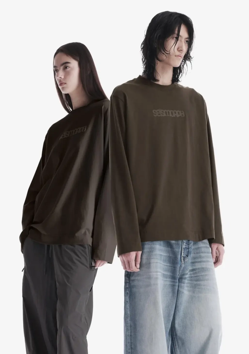 Лонгслив с тональным логотипом