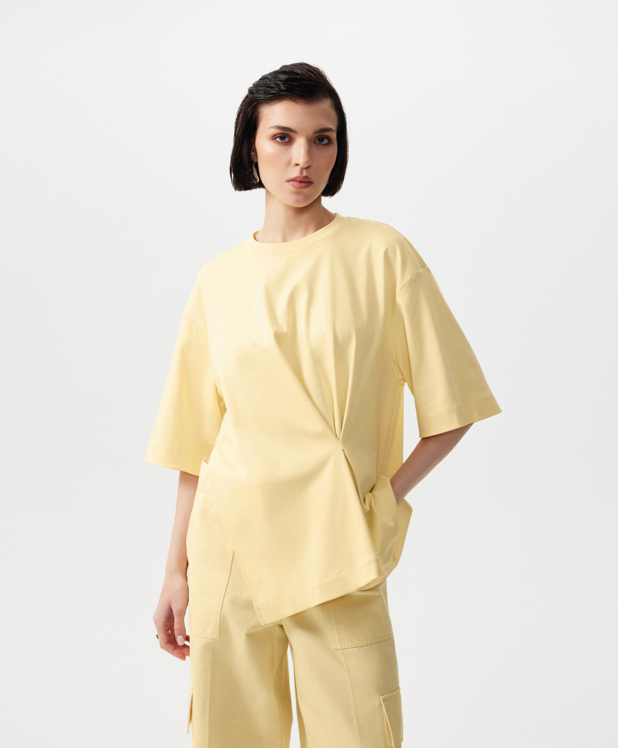 Футболка с асимметричным вертикальным защипом