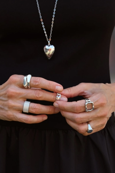 Серебряное узкое кольцо-печатка «Слияние» SBLESKOM, цвет: Серебряный, 11918 купить онлайн