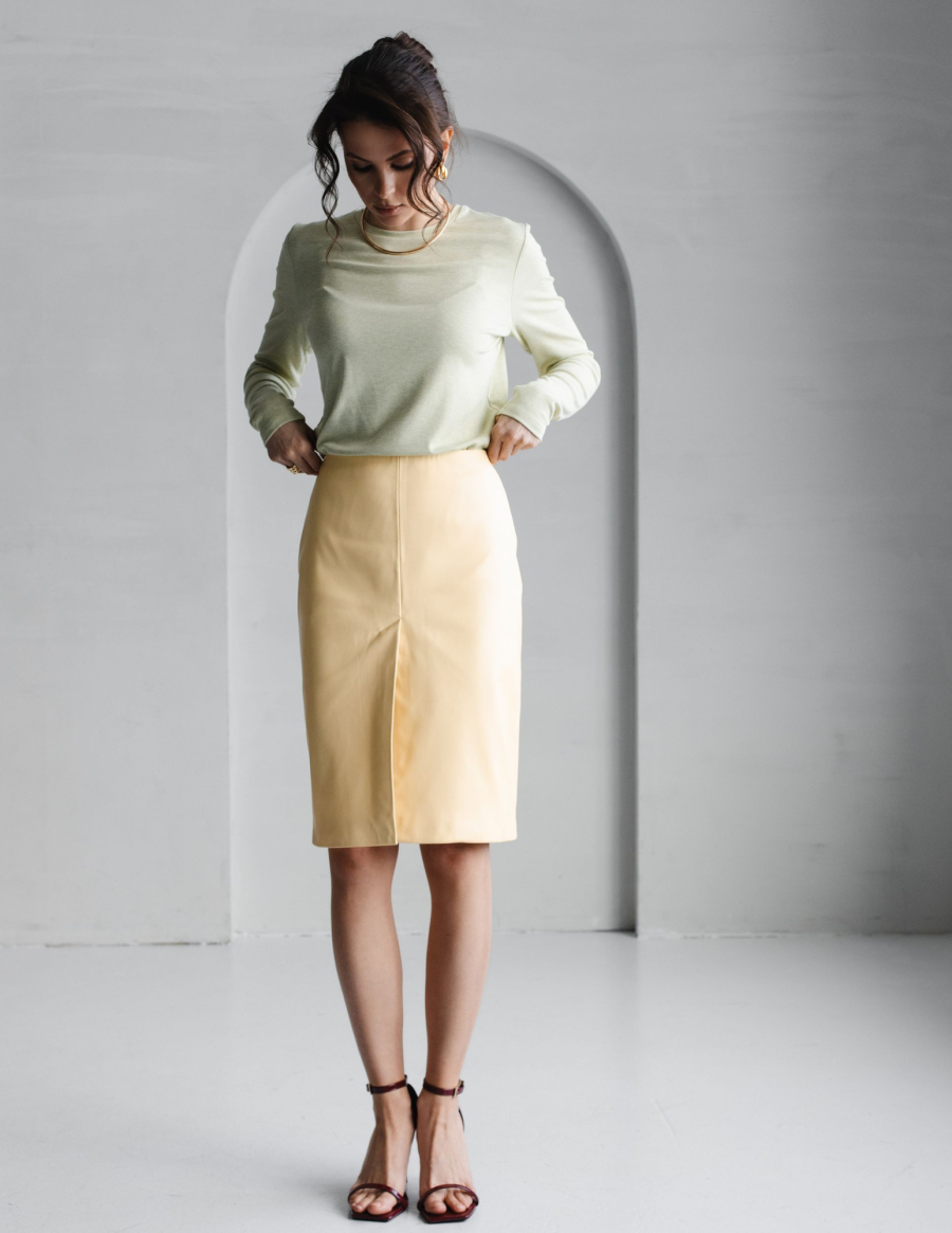 Юбка из экокожи с разрезом миди