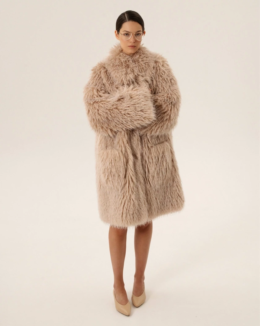 Пальто из эко-меха двустороннее Anmuse, цвет: бежевый, FUR24W120-DS-1 купить онлайн