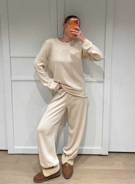 Трикотажный костюм с плечами