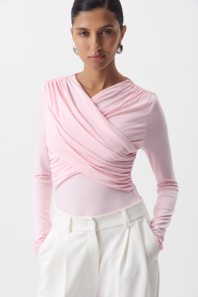 Лонгслив с драпированной деталью на груди Charmstore, цвет: розовый, 205-23265-221 купить онлайн Лонгслив с драпированной деталью на груди Charmstore, цвет: розовый, 205-23265-221 купить онлайн