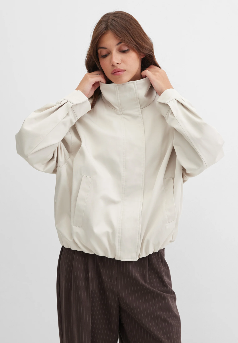 Хлопковый бомбер объемного кроя