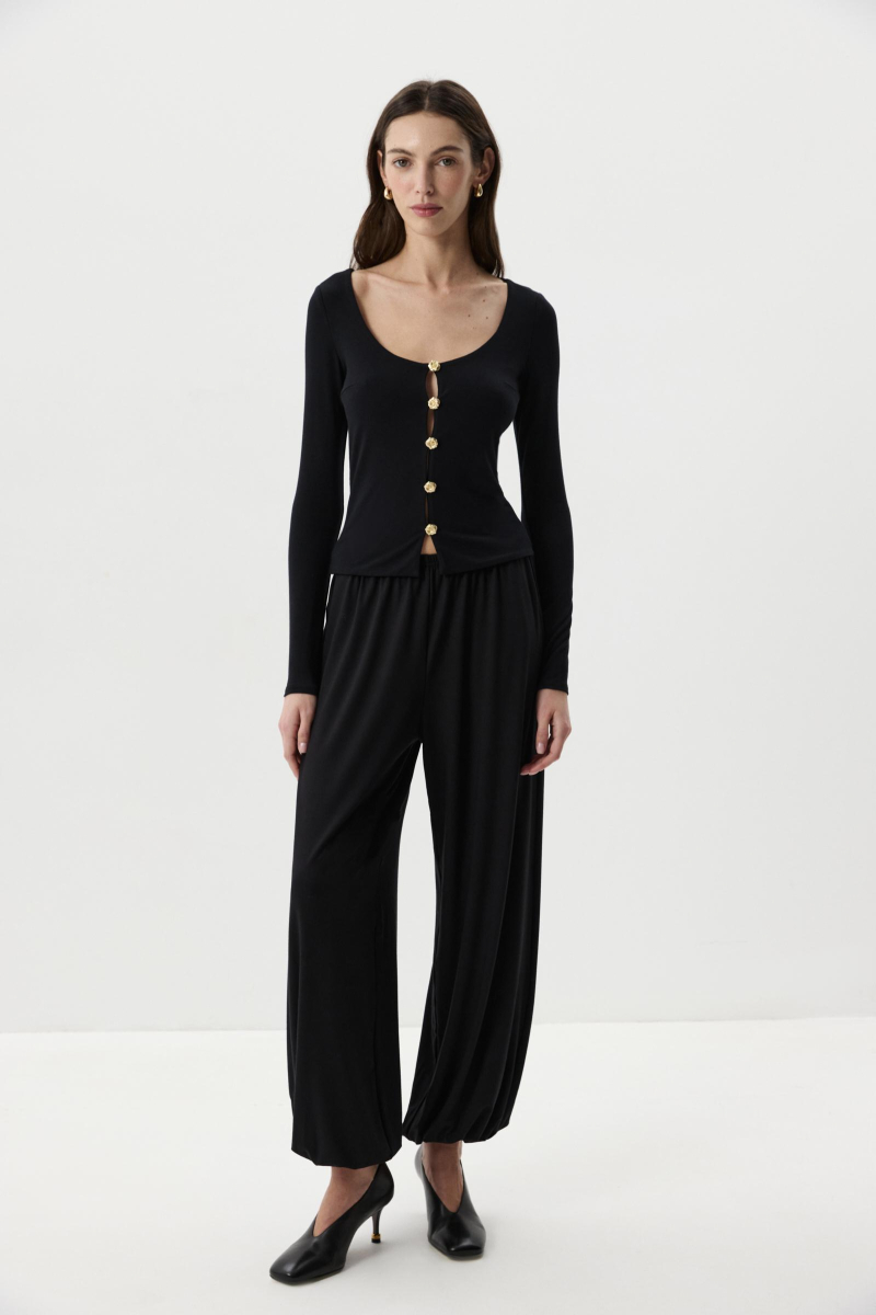 Лонгслив с декоративными пуговицами Charmstore, цвет: Черный, 205-51365-880 купить онлайн