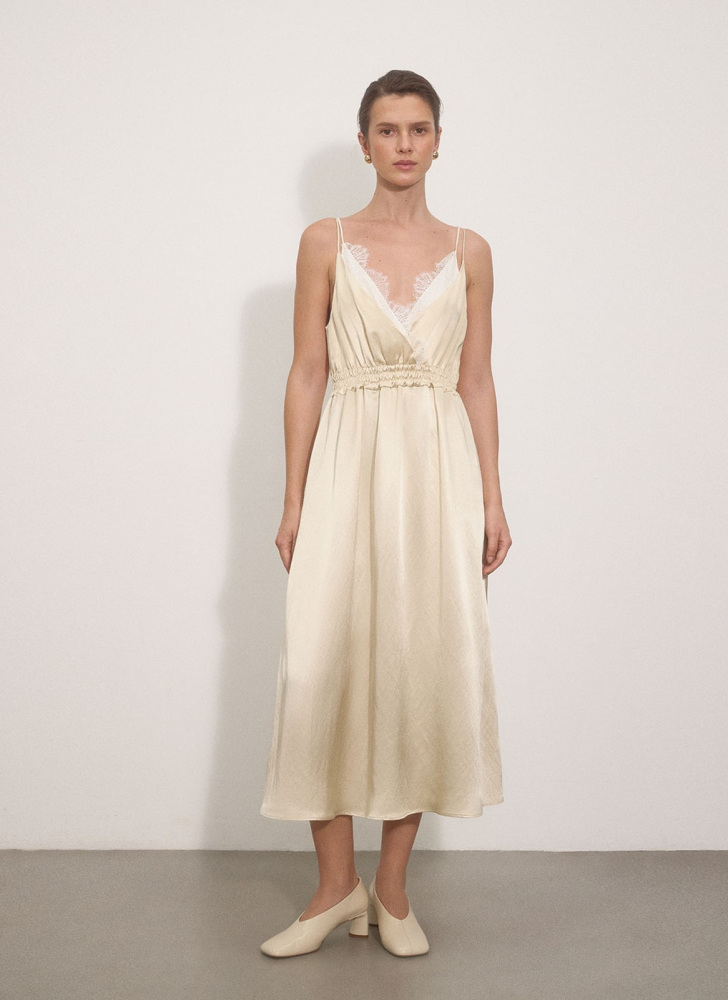 Платье из атласа