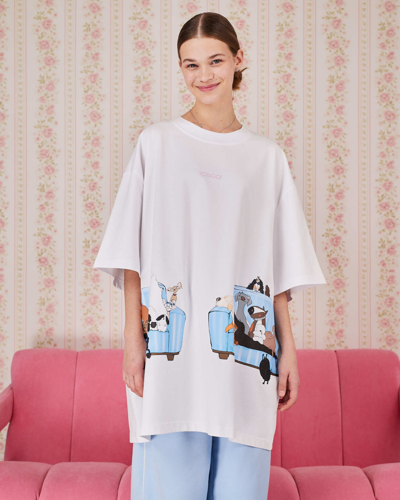 Футболка собаки на голубом диване