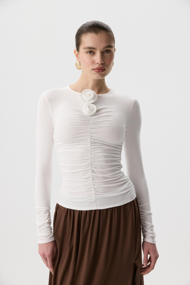 Лонгслив с декоративной розой