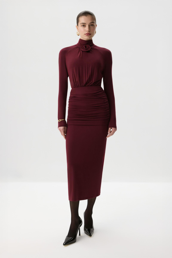 Платье макси с декоративной розой