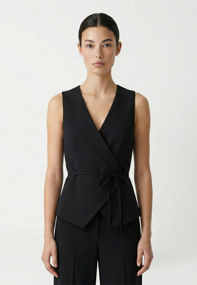 Жилет на запах из костюмной ткани