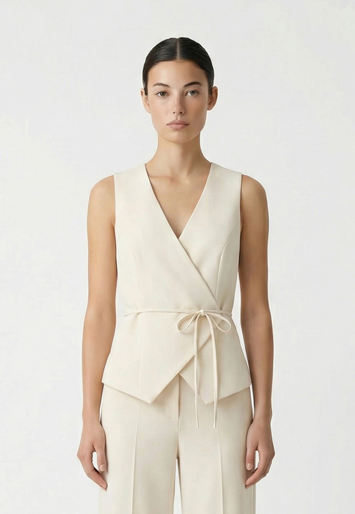 Жилет на запах из костюмной ткани