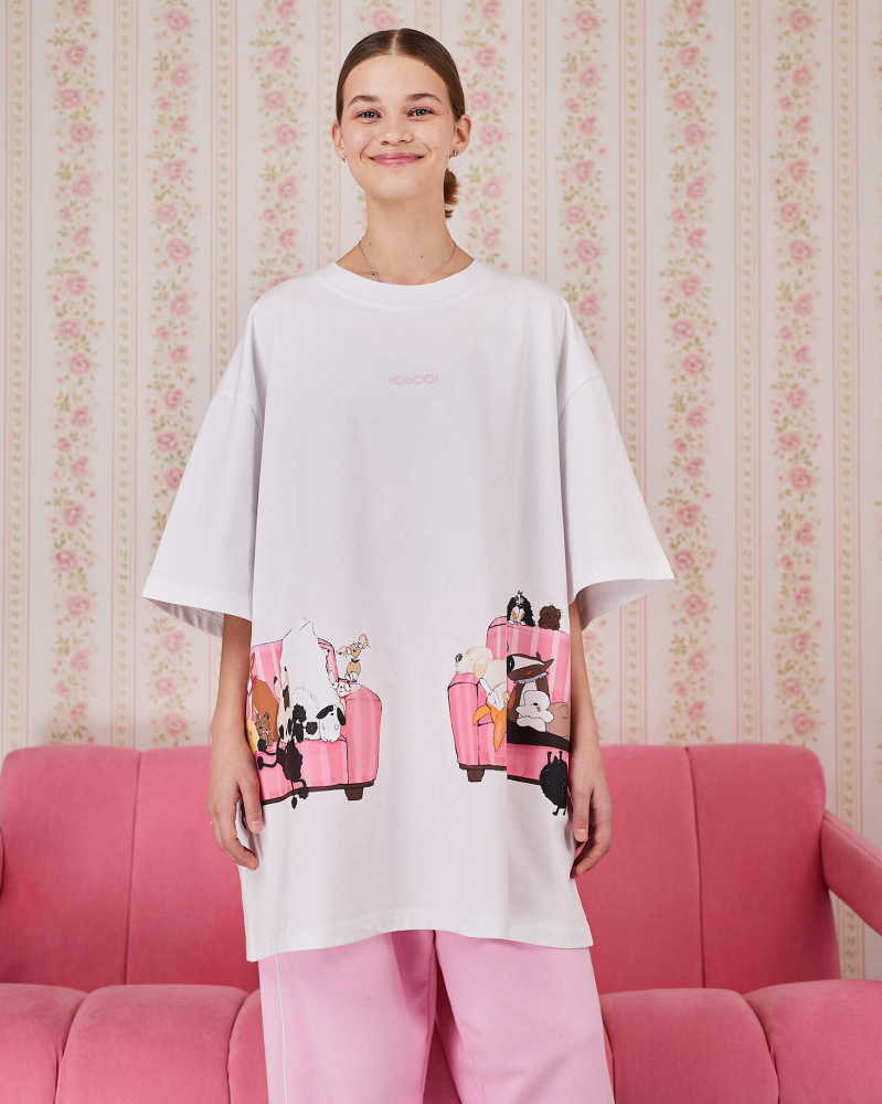 Футболка собаки на розовом диване