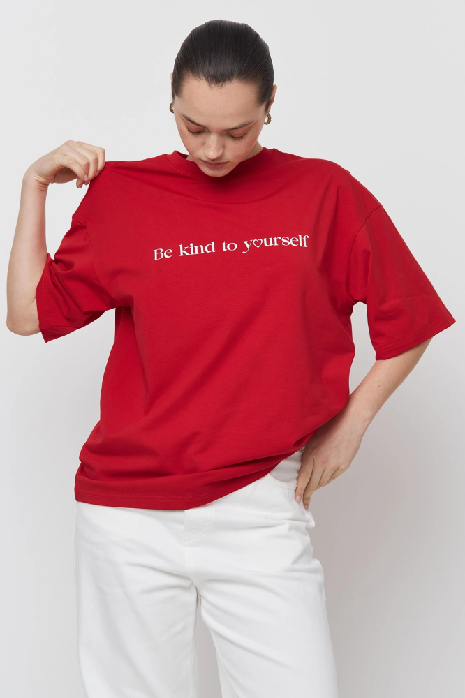 Футболка оверсайз с принтом "Be kind to yourself"