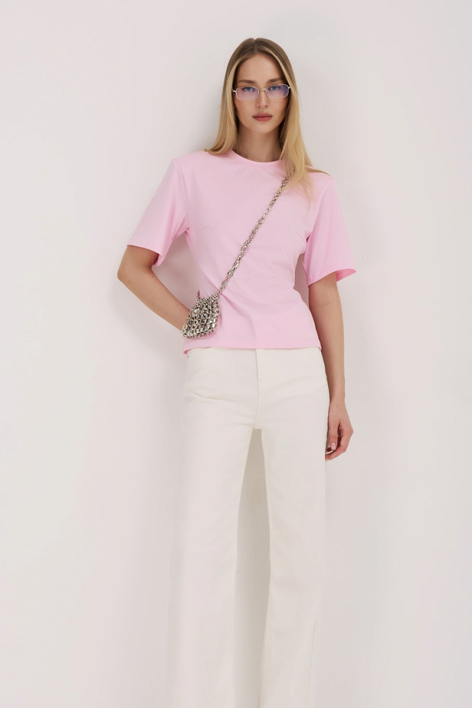 Футболка приталенного кроя с подплечниками