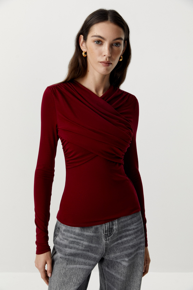 Лонгслив с драпированной деталью на груди