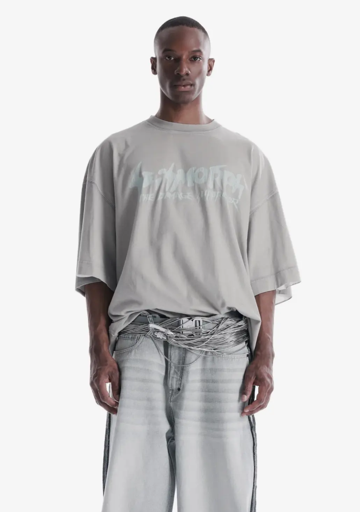 Спрей-окрашенная футболка с потрескавшимся логотипом