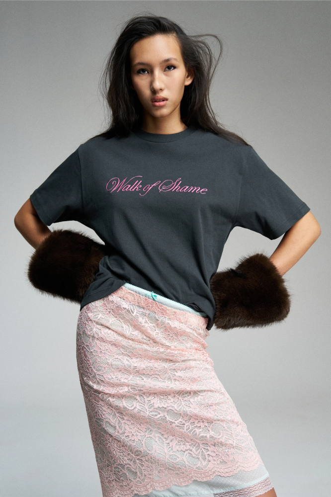 Плотная футболка с вышивкой