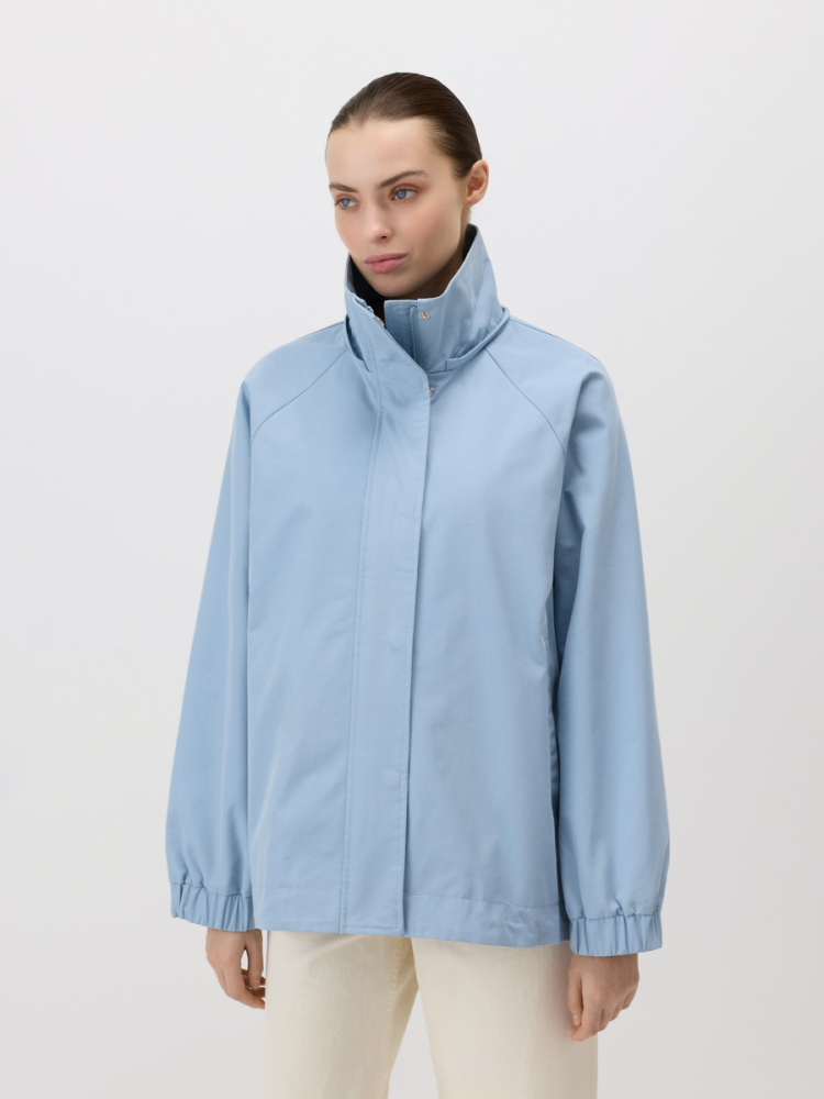 Ветровка с капюшоном