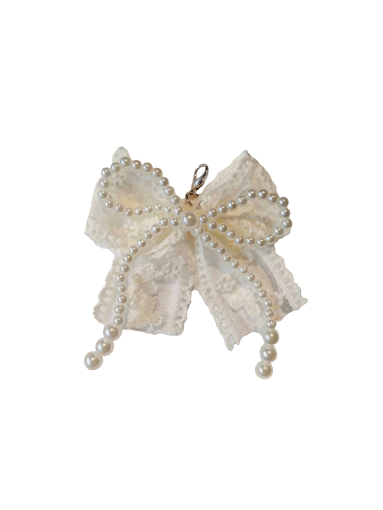 Брошь на кроссовки из бисера с кружевным бантом