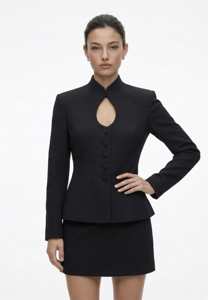 Приталенный жакет с фигурным вырезом на груди