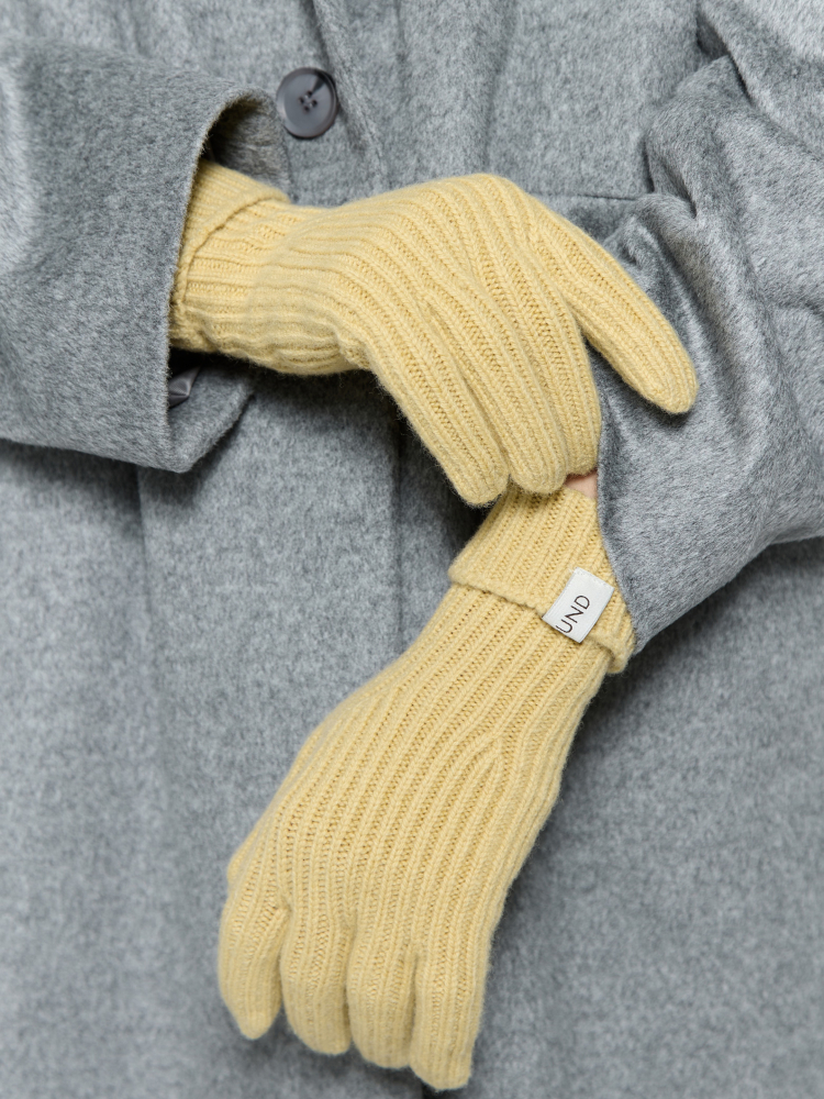 Перчатки в рубчик из объемной шерсти