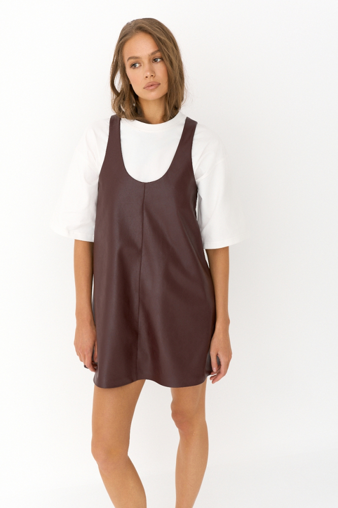 Сарафан из экокожи свободного кроя