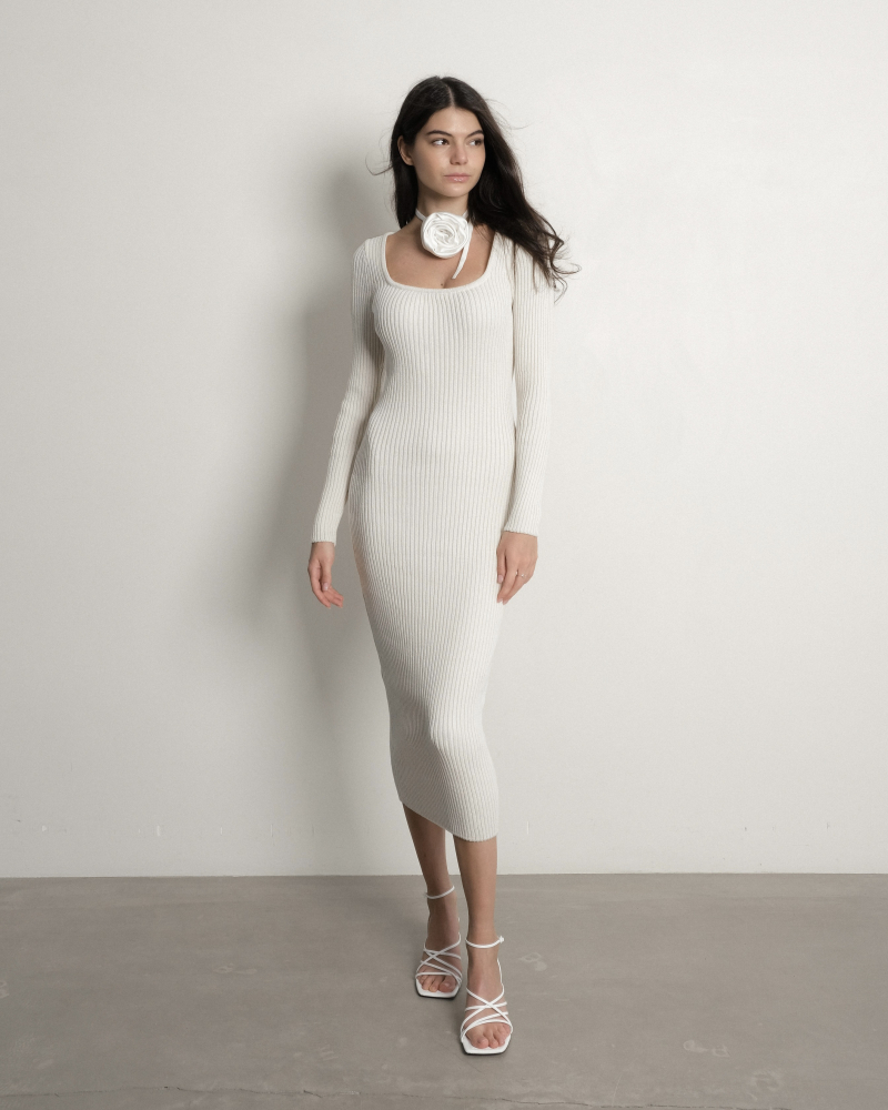 Трикотажное платье с вырезом