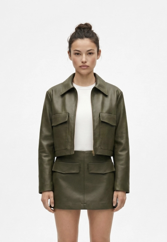 Куртка укороченная из экокожи с накладными карманами